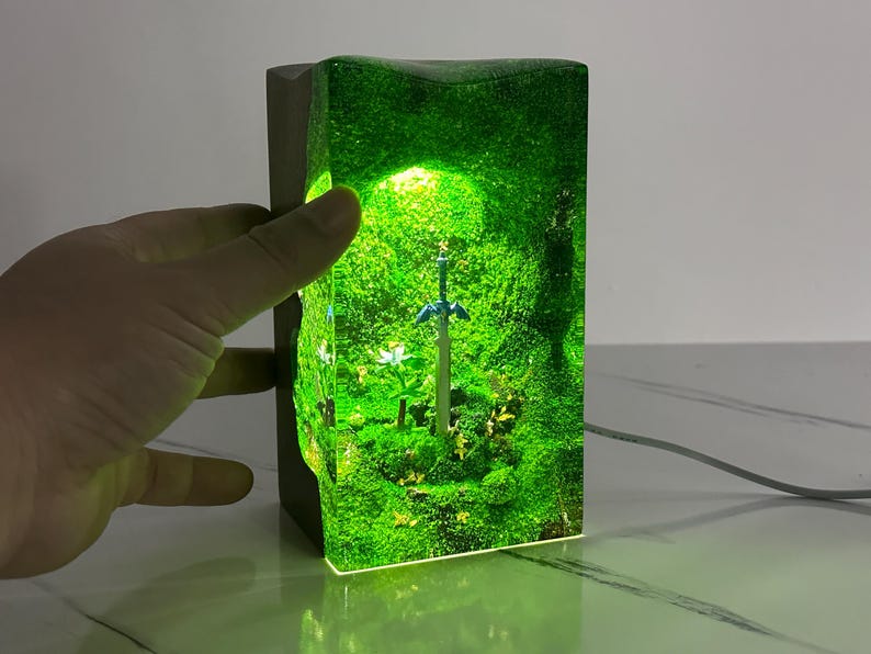 Lámpara de noche de madera y resina TOTK, regalo para fans de los videojuegos: decoración de mesa, regalo de cumpleaños, lámpara de espada maestra, arte de resina TLOZ BOTW, estatua de Hylia.