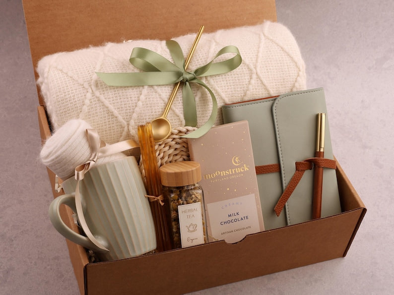 Abrazo en una caja, regalo de ánimo, set de regalo para mamá, caja de regalo Hygee, caja "Pensando en ti", paquete de cuidado acogedor, cesta de autocuidado, caja de regalo con manta